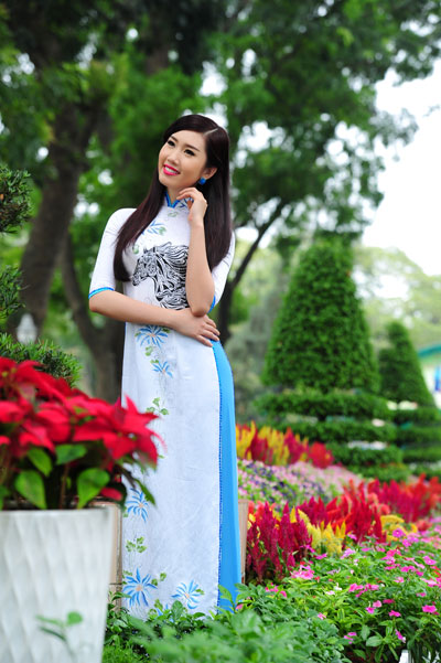 Du xuân cùng áo dài in hình ngựa - Hình 1