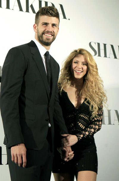 Pique's lover is sexy with a low-cut dress - Picture 2