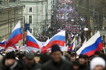 Nga: Diễu hành rầm rộ ủng hộ ông Putin đánh Ukraine - Hình 1