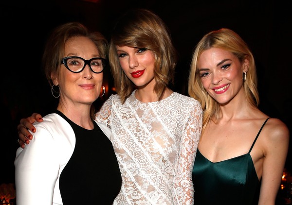 Taylor Swift cực quyến rũ trong váy trắng tinh khôi - Hình 10