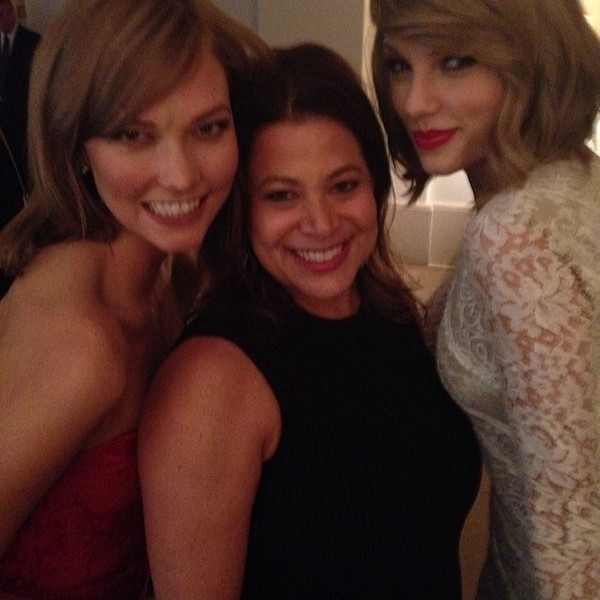 Taylor Swift cực quyến rũ trong váy trắng tinh khôi - Hình 12