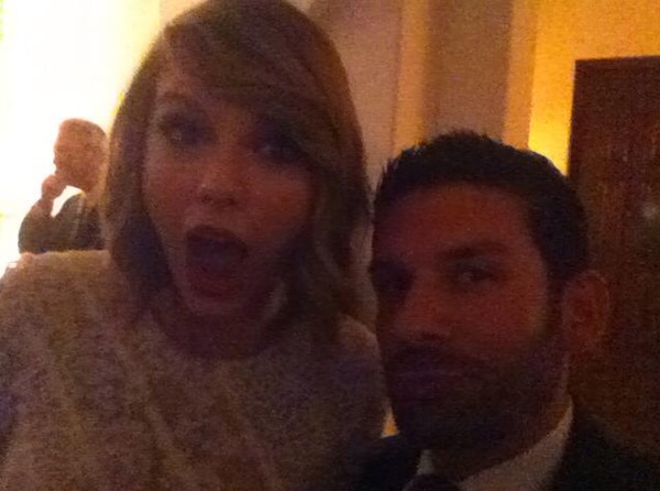 Taylor Swift cực quyến rũ trong váy trắng tinh khôi - Hình 13