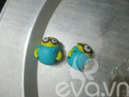 Trang trí bánh với tạo hình Minion bằng fondant - Hình 12
