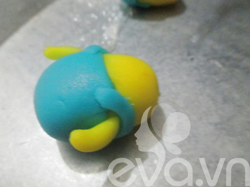 Trang trí bánh với tạo hình Minion bằng fondant - Hình 10