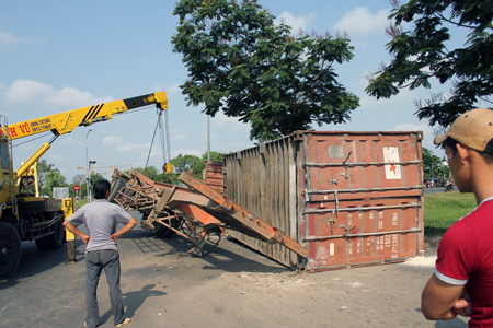 Xe đầu kéo nổ bánh, hai container gạo văng xuống đường - Hình 2