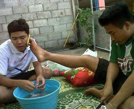 Ảnh siêu hài: Cần người hỗ trợ khi hôn - Hình 7