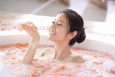Cẩn trọng khi tắm lá làm đẹp da - Hình 1
