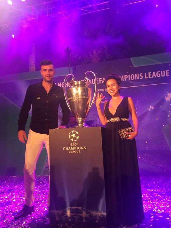 DJ Myno diện đồ sexy cùng bạn trai gặp gỡ Van Nistelrooy - Hình 2