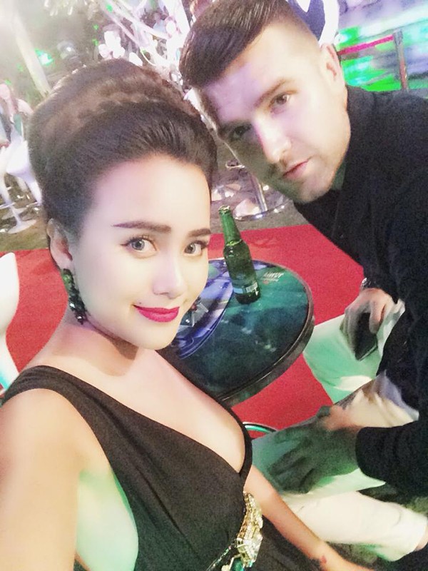 DJ Myno diện đồ sexy cùng bạn trai gặp gỡ Van Nistelrooy - Hình 9