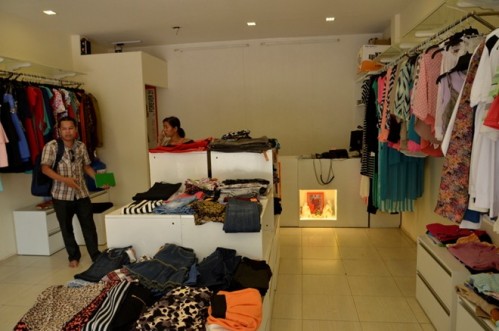 Giang hồ Sài Gòn mang súng cướp cửa hàng thời trang - Hình 1