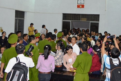 Hi hữu phiên tòa bị hại kêu oan cho... bị cáo - Hình 1