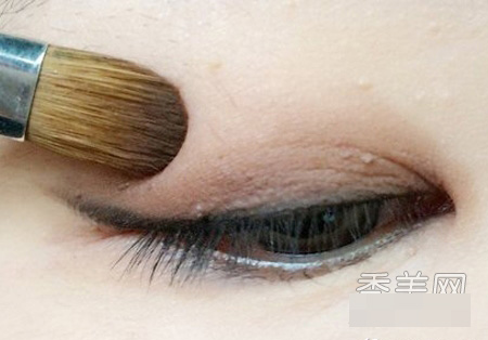 Khắc phục mắt mí lót với trang điểm - Hình 4