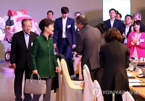 Lee Min Ho nghiêm nghị trong sự kiện với Tổng thống Hàn - Hình 5