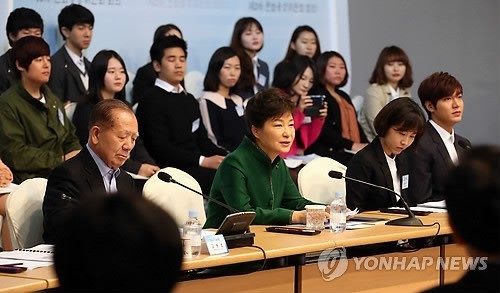 Lee Min Ho nghiêm nghị trong sự kiện với Tổng thống Hàn - Hình 2