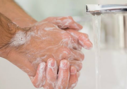 Nguy hiểm khi rửa tay xà phòng diệt khuẩn sai cách - Hình 1