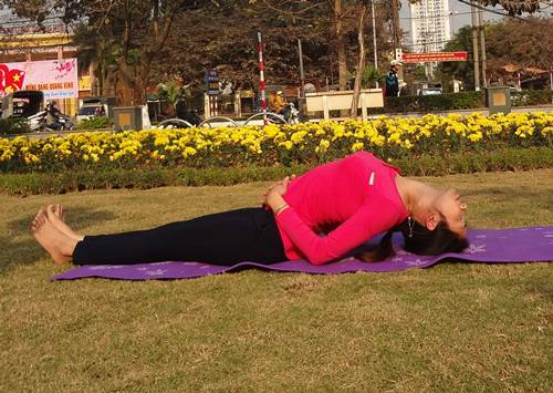 Những tư thế yoga giúp chuyện ấy thêm hưng phấn (P2) - Hình 1