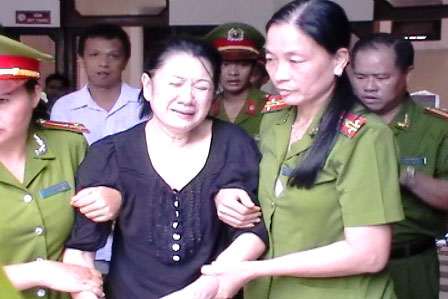 Phiên tòa hi hữu bị cáo la hét, đòi lột đồ giữa công đường - Hình 2