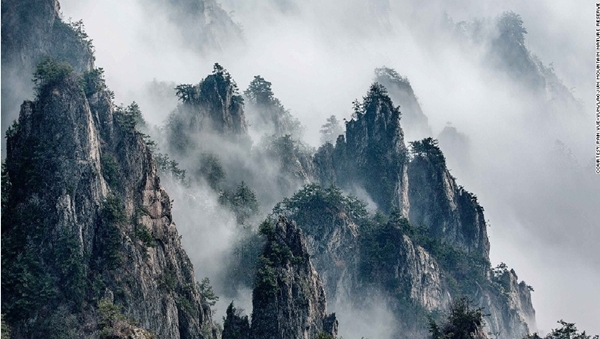 Núi Lão Quân là một trong những địa điểm du lịch nổi tiếng của Việt Nam. Hình ảnh của ngọn núi cao trùng điệp, mây phủ kín đến bốn mùa sẽ làm yêu điệu đà chân trời người xem. Hãy cùng chiêm ngưỡng những hình ảnh đầy ma mị và đẹp mộng mơ của Núi Lão Quân.