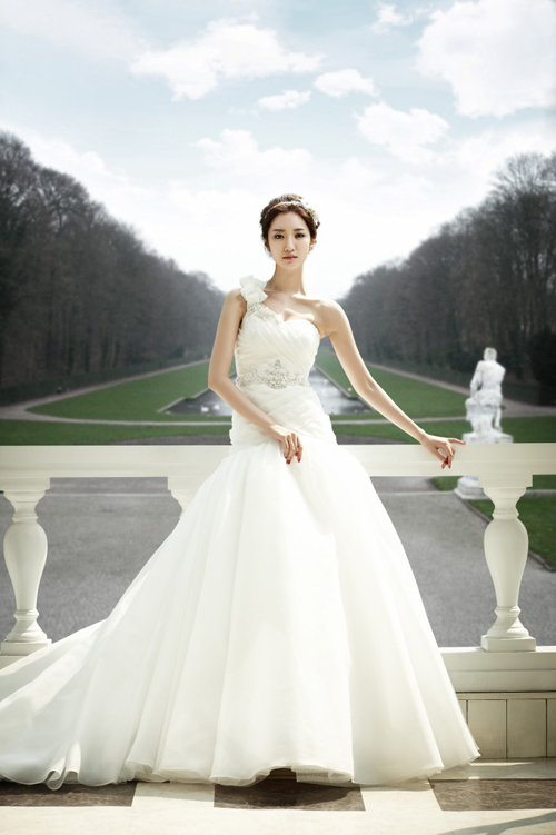 5 mẫu váy cưới đẹp cho các nàng dâu chụp hình ngoại cảnh  BachTuyet
