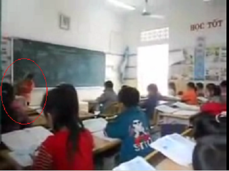 Cô giáo hung thần cầm thước đánh liên tiếp vào học sinh - Hình 1