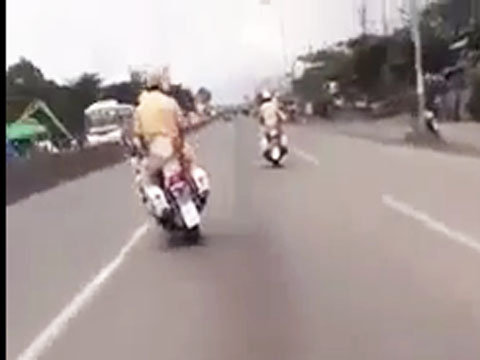 CSGT lạng lách, đánh võng để bảo vệ đường đua - Hình 1
