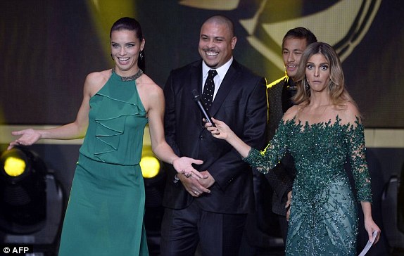 Đại mỹ nhân xứ Samba - Adriana Lima, đứt gánh giữa đường - Hình 1
