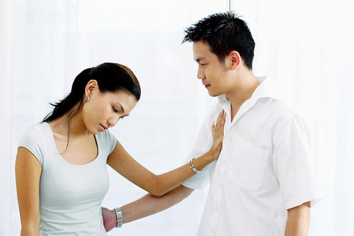 Đi du lịch, cho tiền chồng chơi gái - Hình 1
