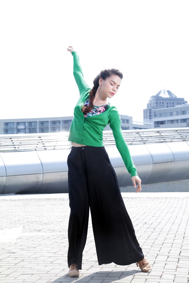 Hồ Ngọc Hà đội nắng 39 độ C để múa hình thể - Hình 1