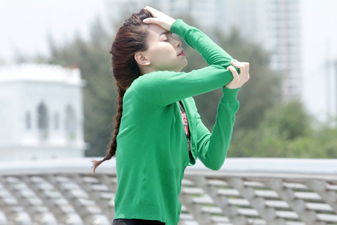 Hồ Ngọc Hà đội nắng 39 độ C để múa hình thể - Hình 3