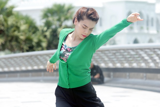 Hồ Ngọc Hà đội nắng 39 độ C để múa hình thể - Hình 2
