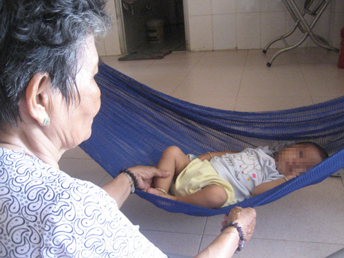 Một bé trai bị bỏ rơi trước cổng chùa - Hình 1