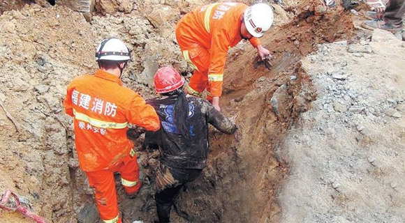 Người phụ nữ sống sót kì diệu khi bị chôn sống trong hố cát sâu 25m - Hình 6