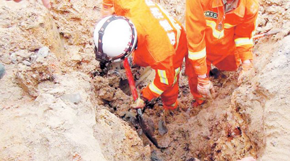 Người phụ nữ sống sót kì diệu khi bị chôn sống trong hố cát sâu 25m - Hình 4