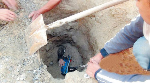 Người phụ nữ sống sót kì diệu khi bị chôn sống trong hố cát sâu 25m - Hình 1