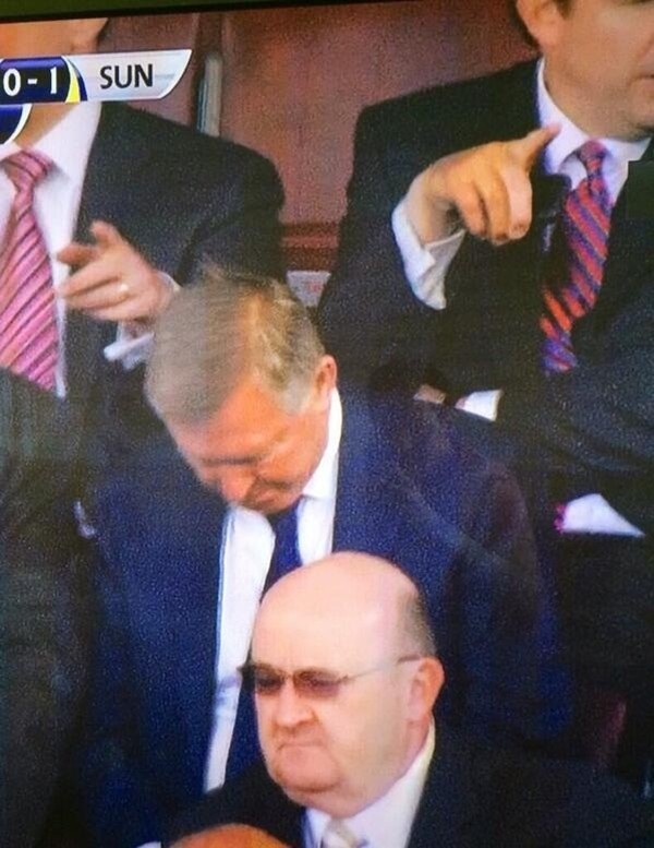 Quá chán MU, Sir Alex... ngủ gật trên khán đài - Hình 1