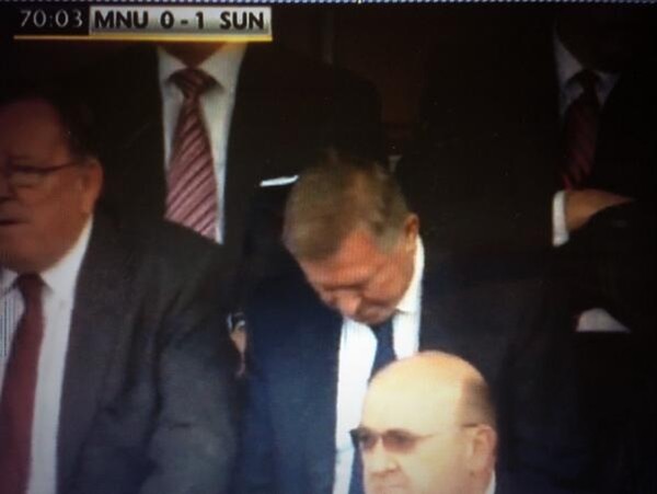 Quá chán MU, Sir Alex... ngủ gật trên khán đài - Hình 2