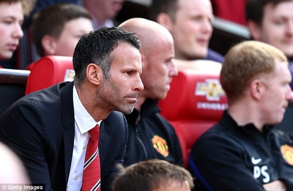 Thua trận, Giggs bị fan ví với David Moyes - Hình 1