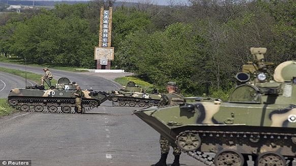 Tổng thống Putin đang đối mặt với áp lực đưa xe tăng vào Ukraine - Hình 1