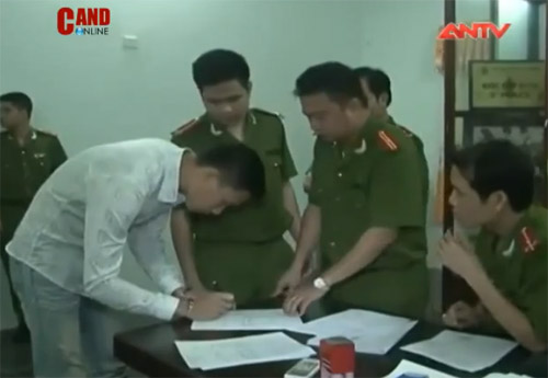 Trần Mạnh Dũng và Nguyễn Mạnh Dũng cúi đầu, tra tay vào còng - Hình 9