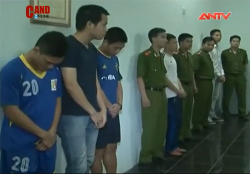 Trần Mạnh Dũng và Nguyễn Mạnh Dũng cúi đầu, tra tay vào còng - Hình 5