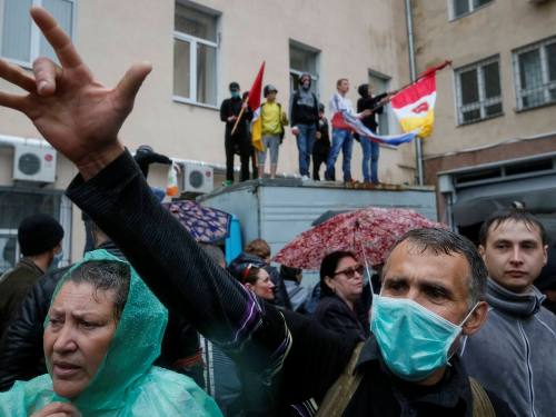 Trên 2.000 người tấn công trụ sở cảnh sát Odessa - Ukraine - Hình 1