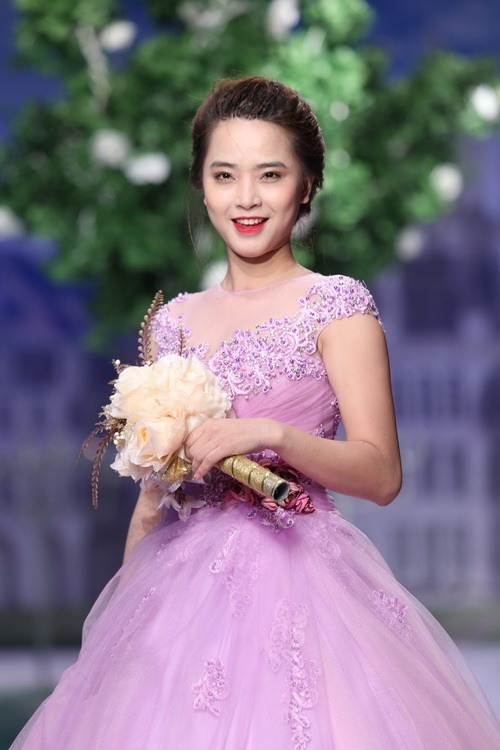 17 mẫu váy cưới màu tím thơ mộng cho cô dâu  Ngôi sao