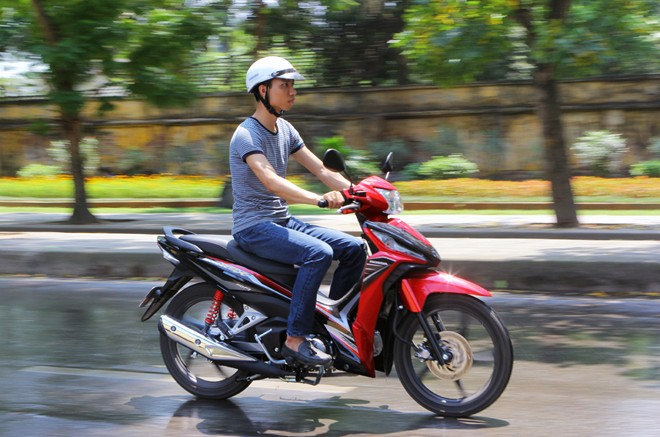 Chạy thử Honda Wave RSX Fi: Thay đổi hợp thời - Hình 4