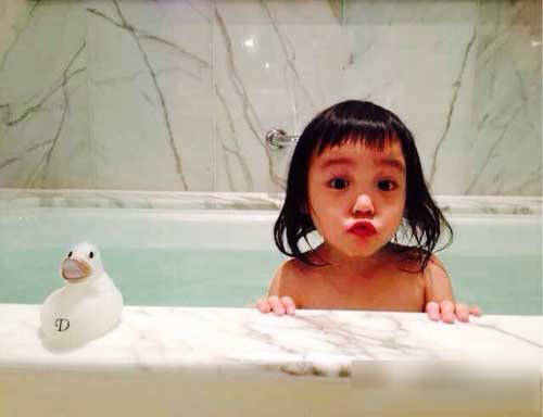 Con gái Triệu Vy ngày càng điệu đà và đáng yêu - Hình 2