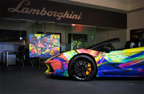 Lamborghini Aventador mui trần được vẽ bằng 7 sắc cầu vồng, tạo nên một màn trình diễn màu sắc tuyệt đẹp. Với sự sáng tạo và tinh thần đam mê, chiếc siêu xe này trở thành một tác phẩm nghệ thuật di động.