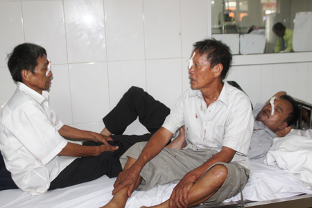 Du khách kể lại giây phút hoảng loạn đập cửa kính xe thoát thân - Hình 2