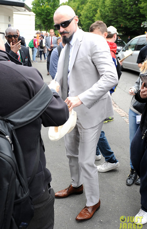 Hugh Jackman trông như gangster khi đi xem tennis - Hình 3