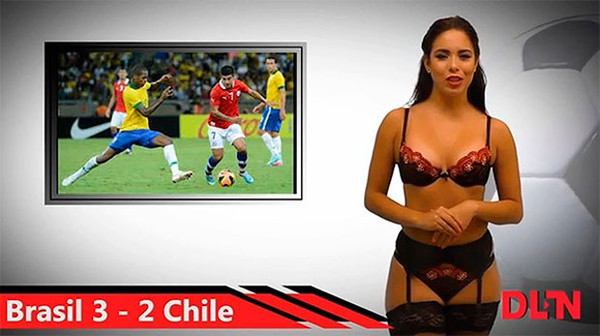 MC truyền hình thoát y khi dẫn chương trình World Cup - Hình 1