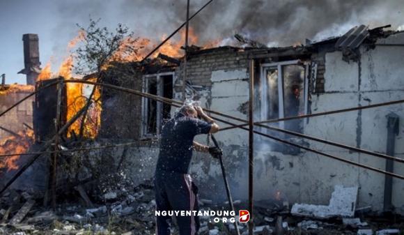 Quân đội Ukraina nã pháo dữ dội vào khu dân cư ở Lugansk - Hình 1