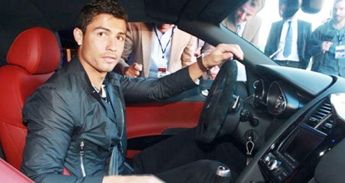 C. Ronaldo chảnh với fan - Hình 1